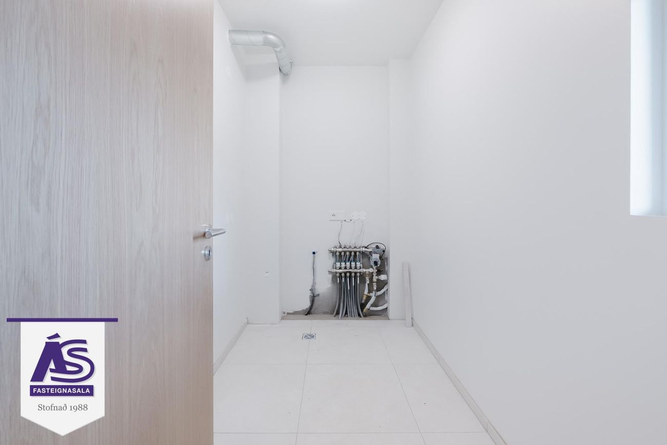 Ásvellir 1B - 0103, 301 Hval