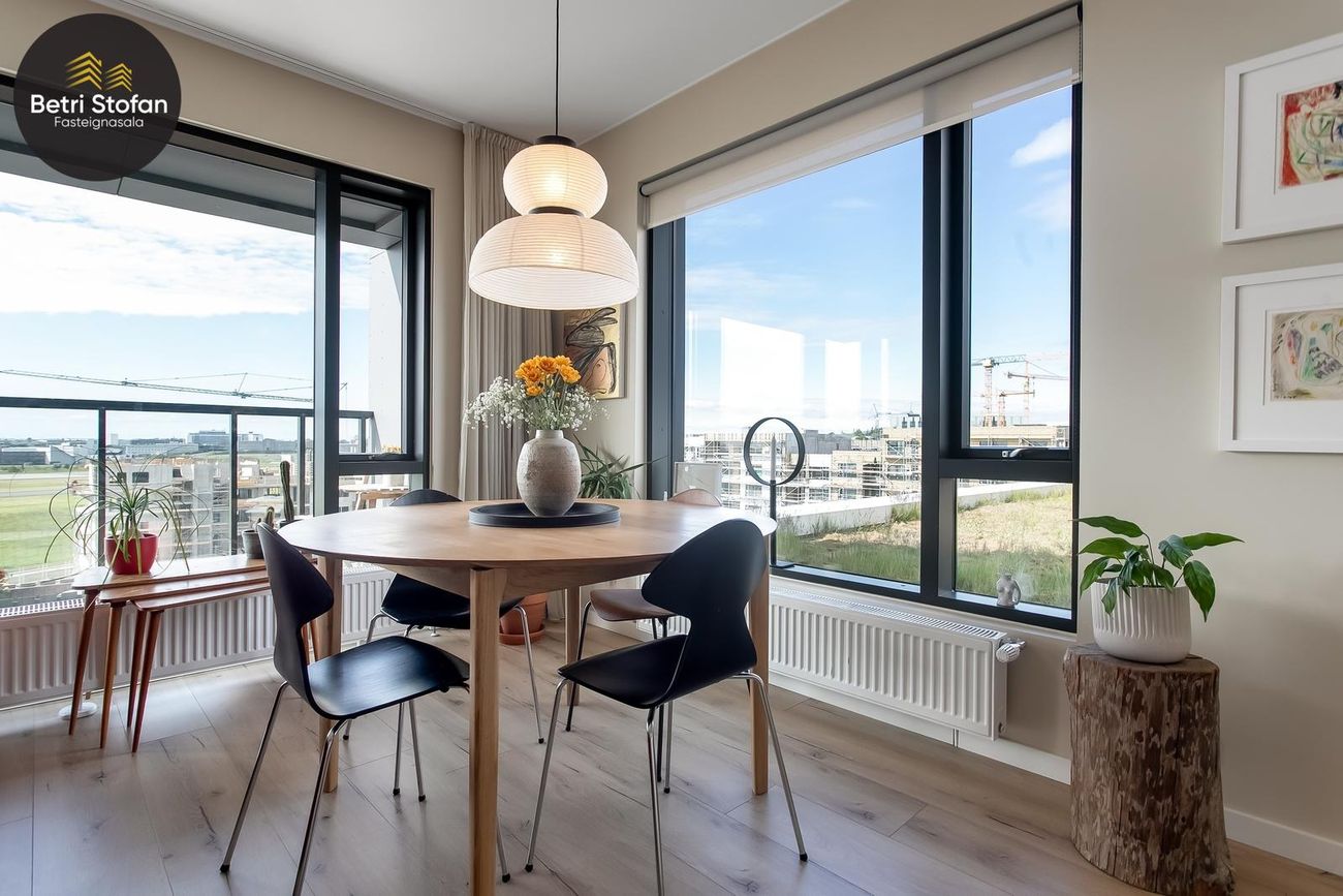 Smyrilshlíð 1, 102 Reykjavík