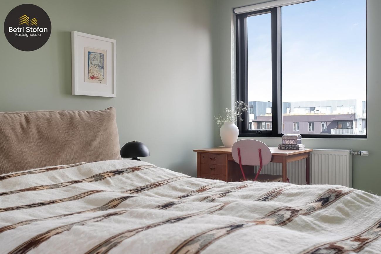 Smyrilshlíð 1, 102 Reykjavík