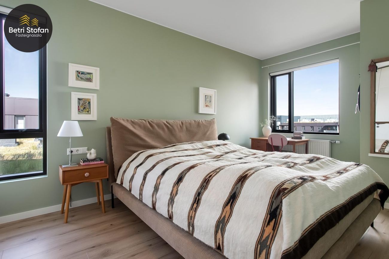 Smyrilshlíð 1, 102 Reykjavík