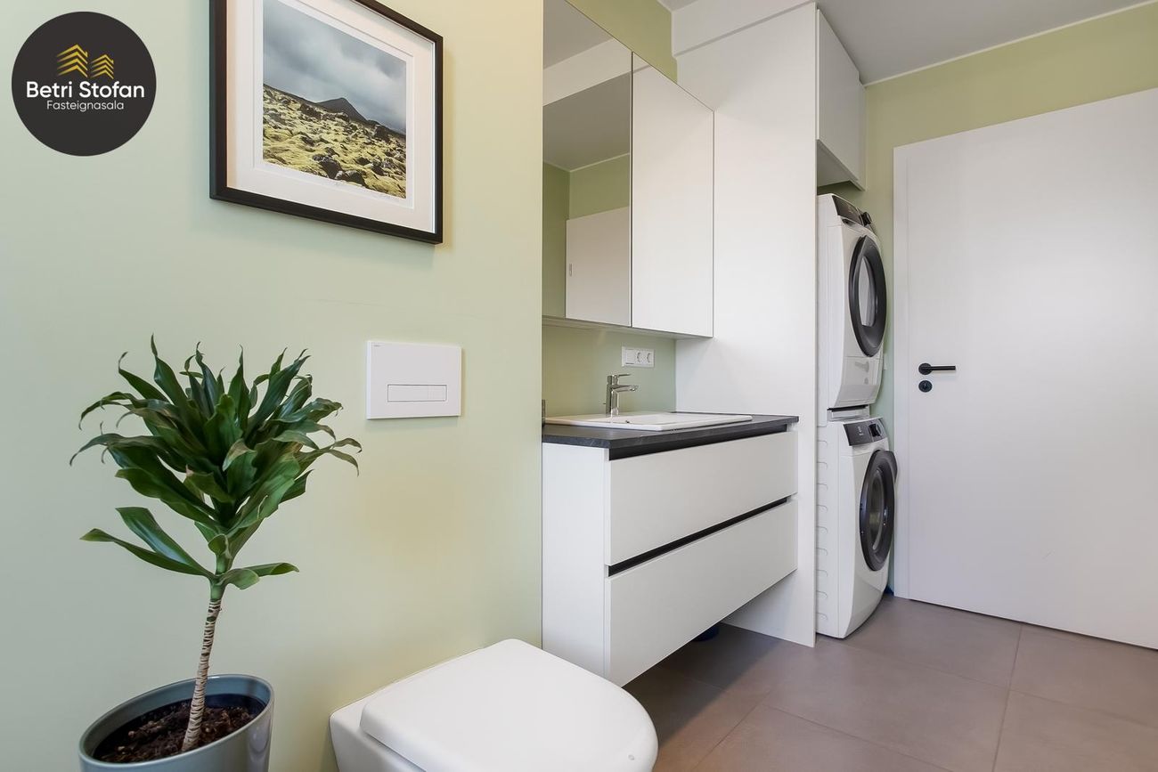 Smyrilshlíð 1, 102 Reykjavík