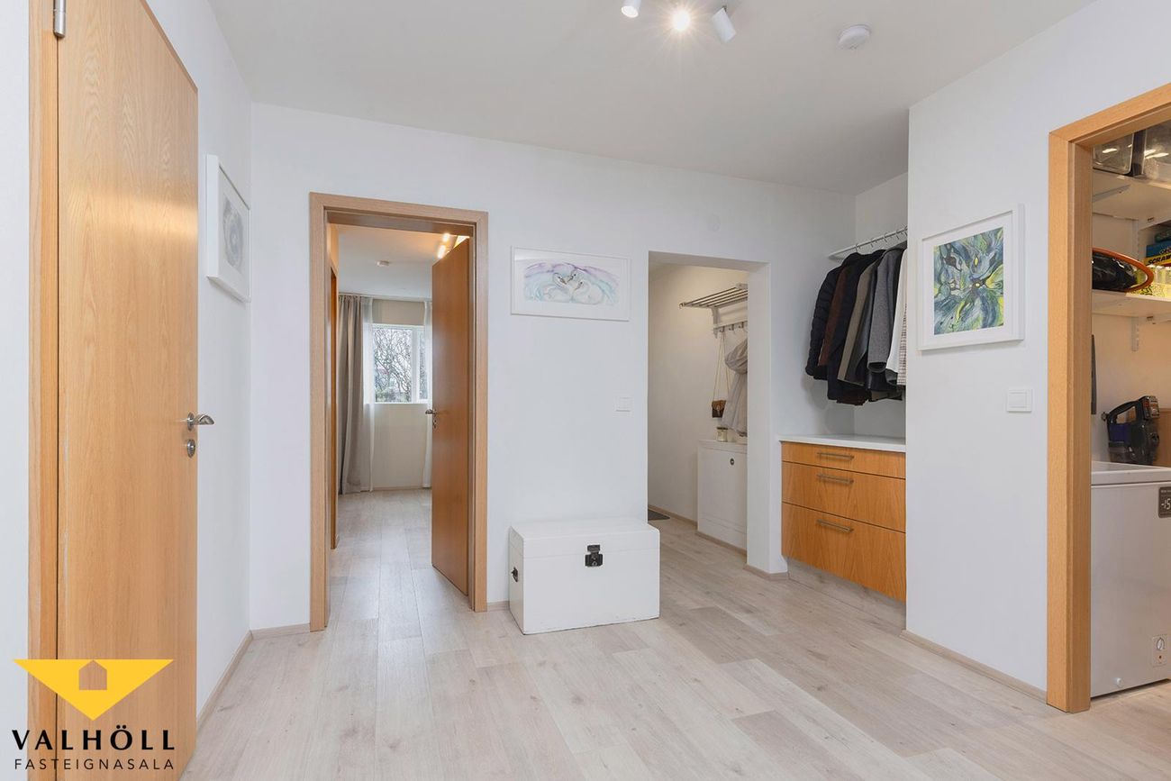 Gnoðarvogur 82, 104 Reykjavík
