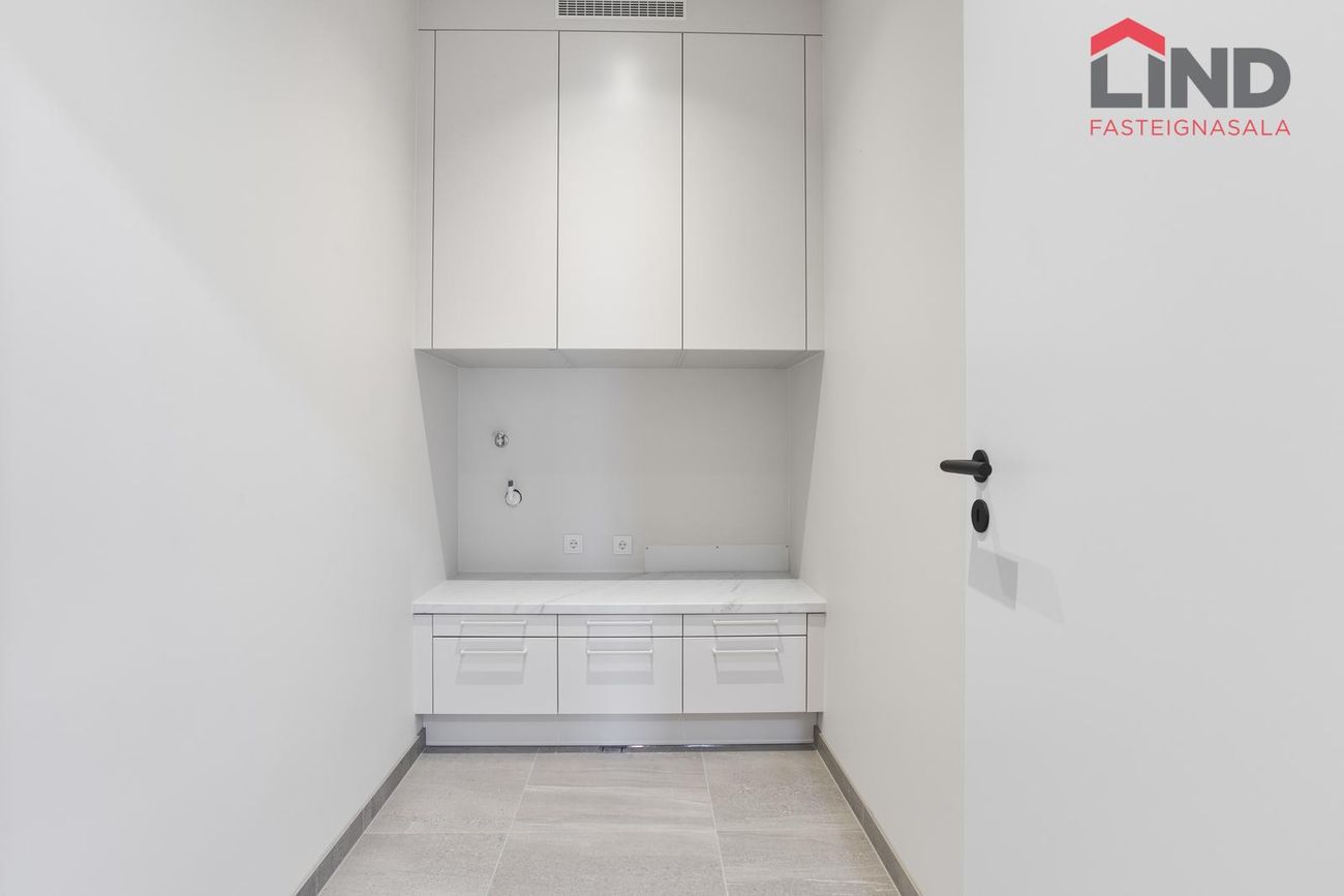 Jöfursbás 5B - 0402, 112 Reykjavík