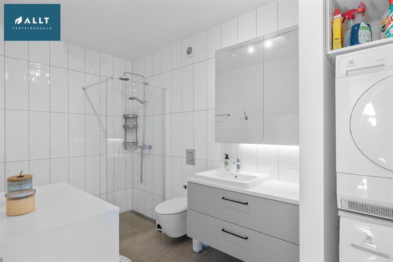 Dalsbraut 28, 260 Reykjanesbær