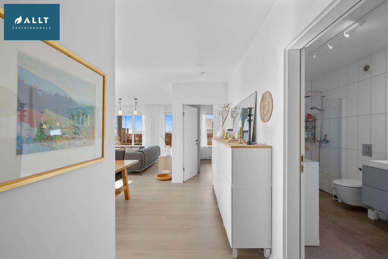 Dalsbraut 28, 260 Reykjanesbær