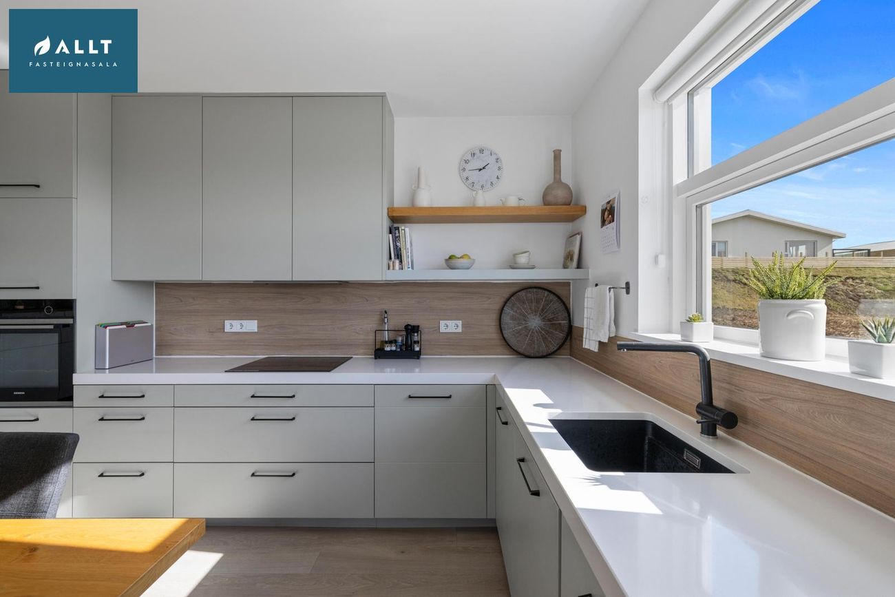 Dalsbraut 28, 260 Reykjanesbær
