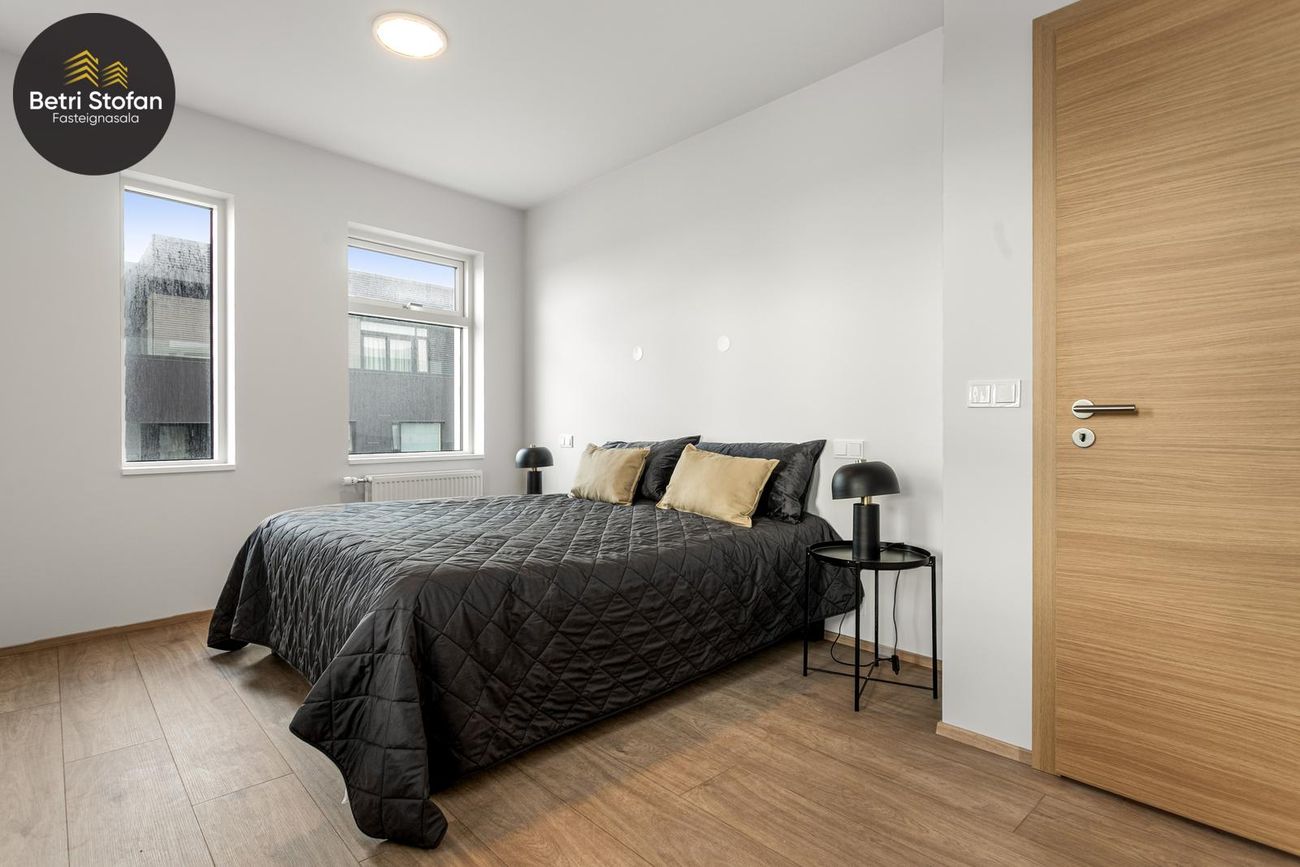 Fálkahlíð 5, 102 Reykjavík