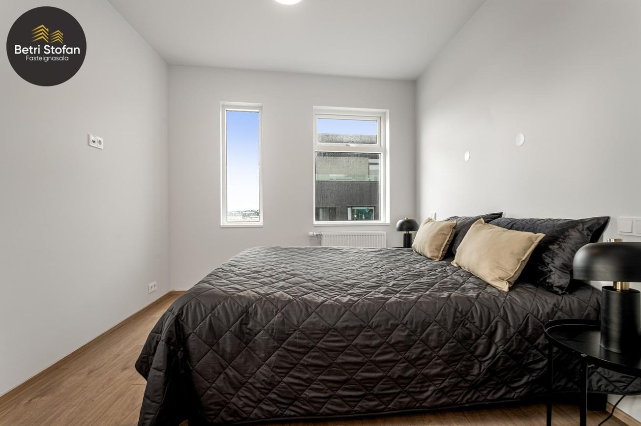 Fálkahlíð 5, 102 Reykjavík
