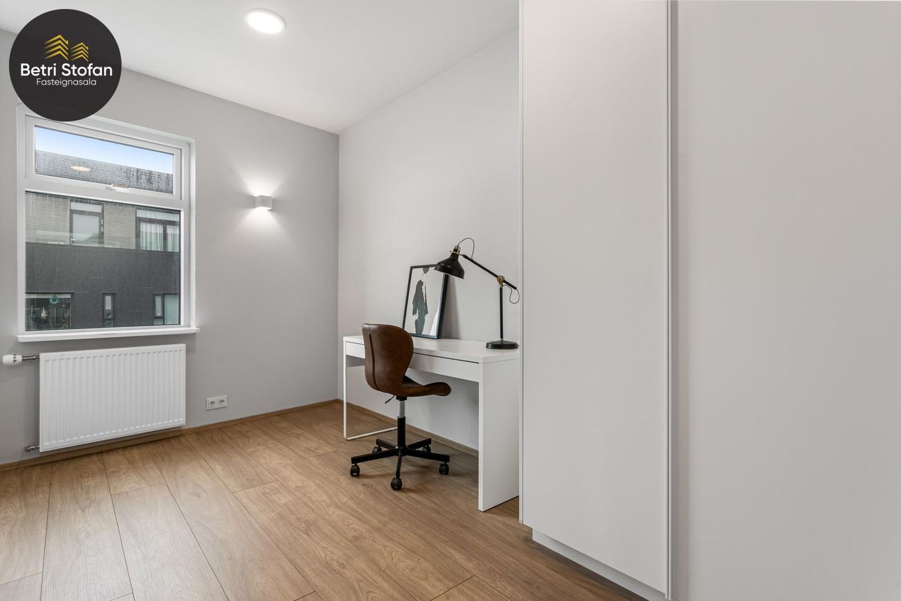 Fálkahlíð 5, 102 Reykjavík