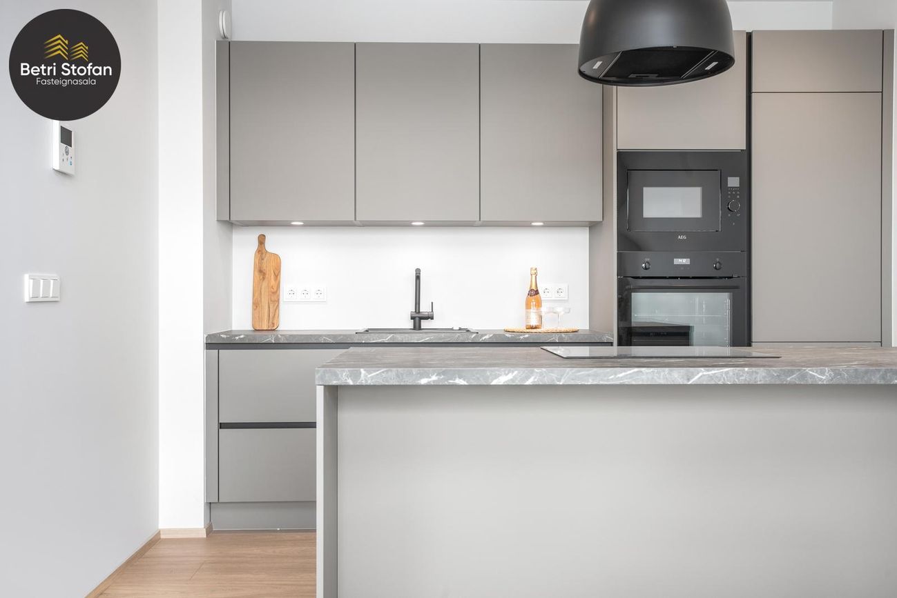 Fálkahlíð 5, 102 Reykjavík