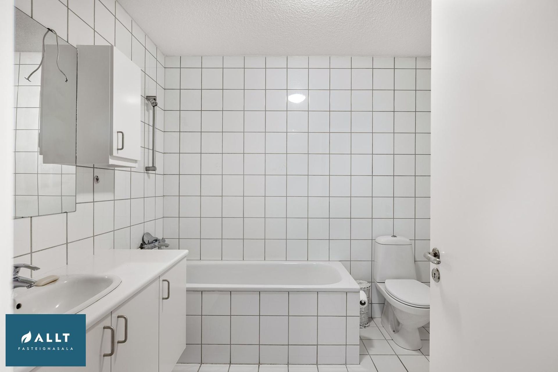 Kirkjuvegur 14, 230 Reykjanesbær