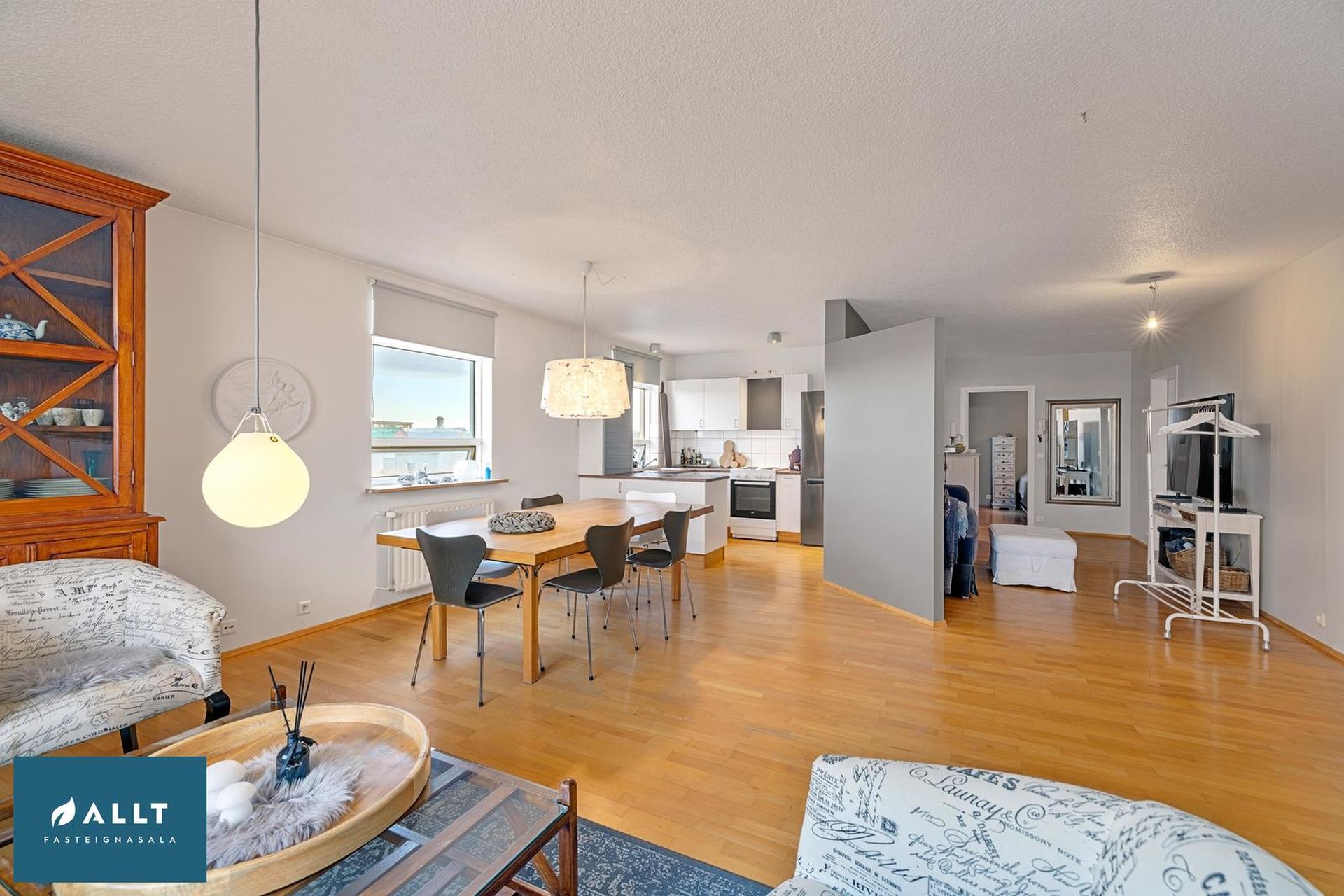 Kirkjuvegur 14, 230 Reykjanesbær