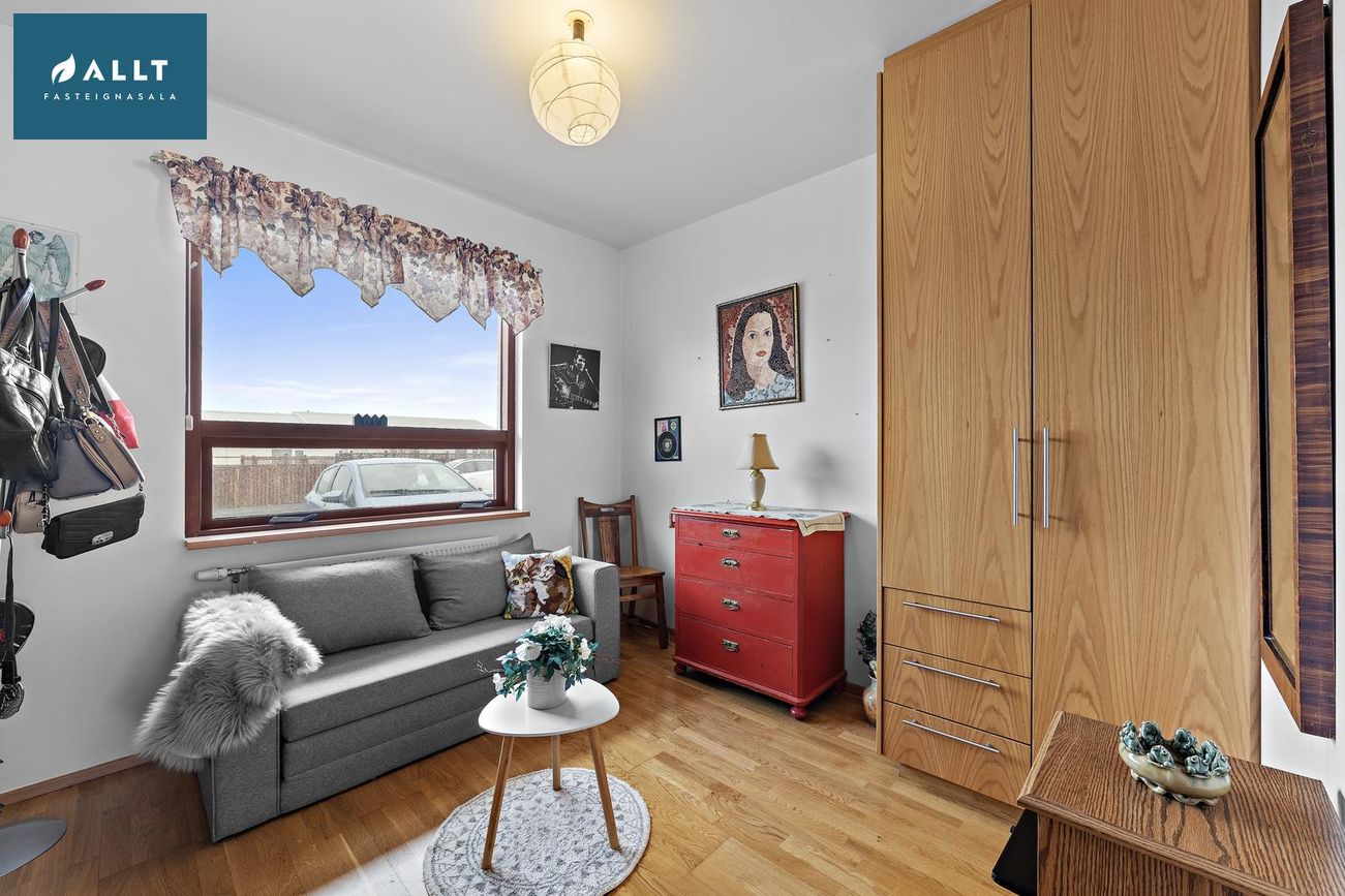 Tjarnabakki 8, 260 Reykjanesbær