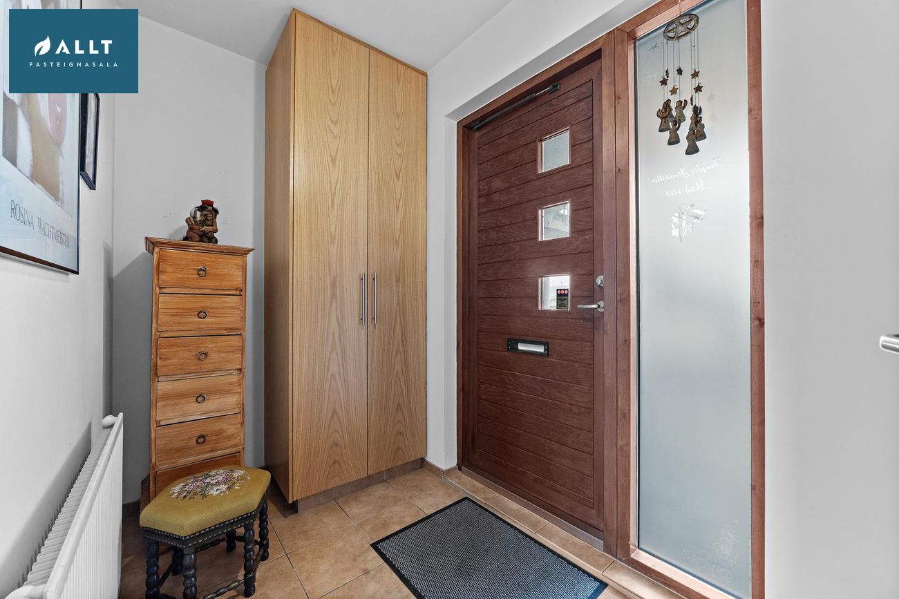 Tjarnabakki 8, 260 Reykjanesbær