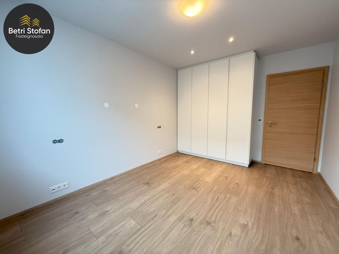 Fálkahlíð 5, 102 Reykjavík
