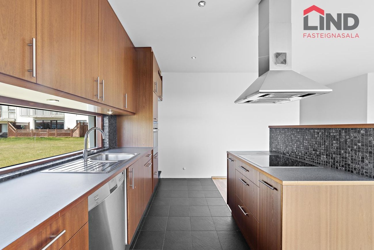 Tjarnabakki 8, 260 Reykjanesbær