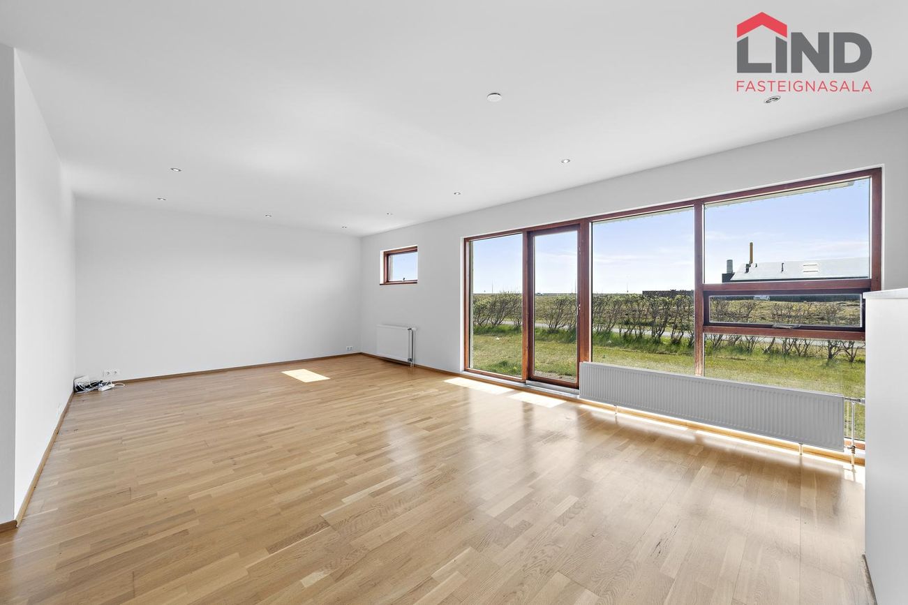 Tjarnabakki 8, 260 Reykjanesbær