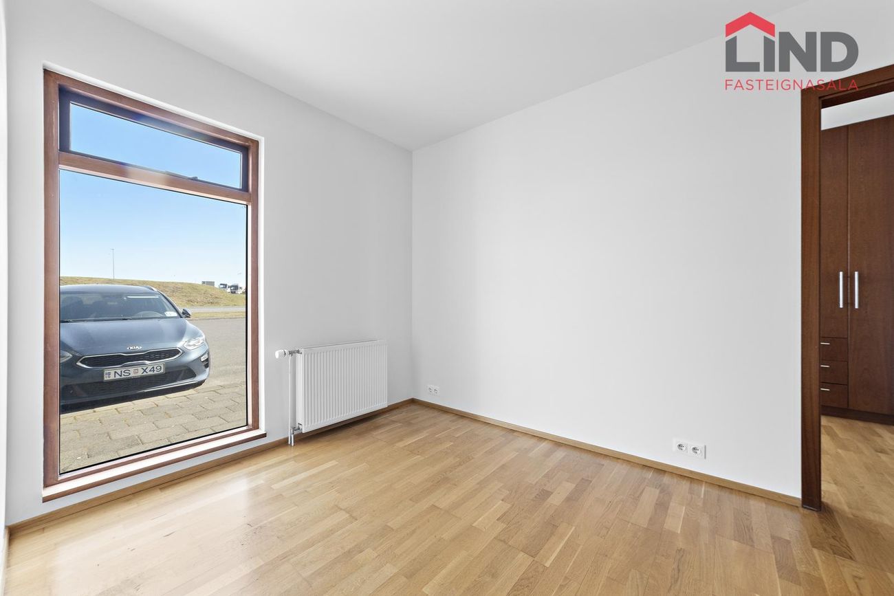 Tjarnabakki 8, 260 Reykjanesbær