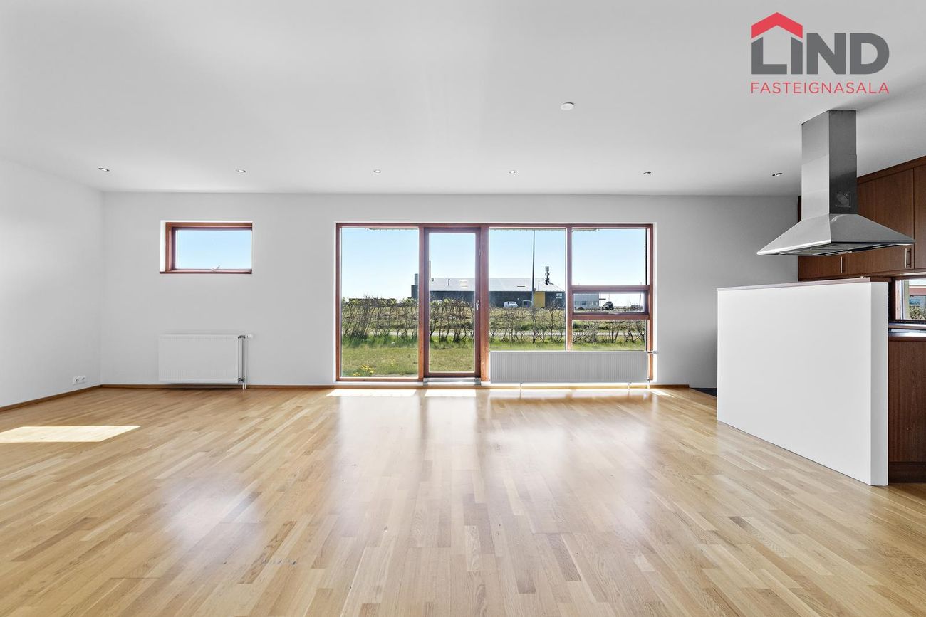 Tjarnabakki 8, 260 Reykjanesbær