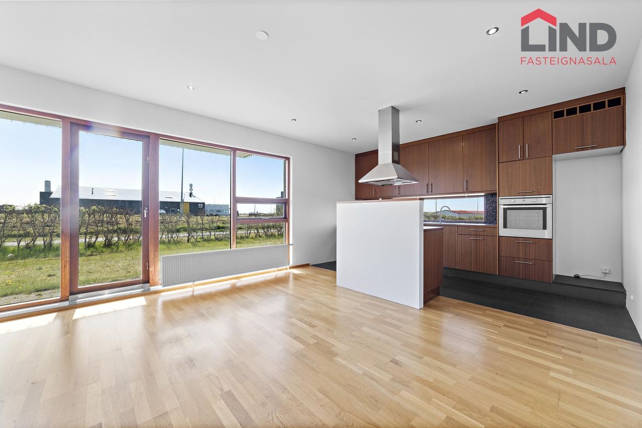 Tjarnabakki 8, 260 Reykjanesbær
