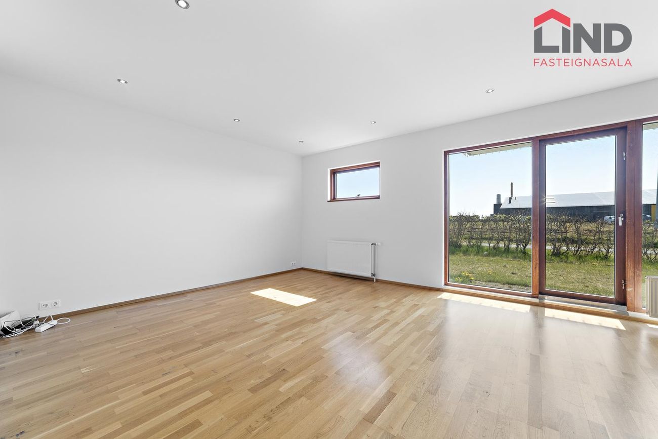 Tjarnabakki 8, 260 Reykjanesbær