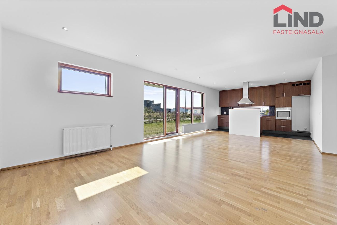 Tjarnabakki 8, 260 Reykjanesbær