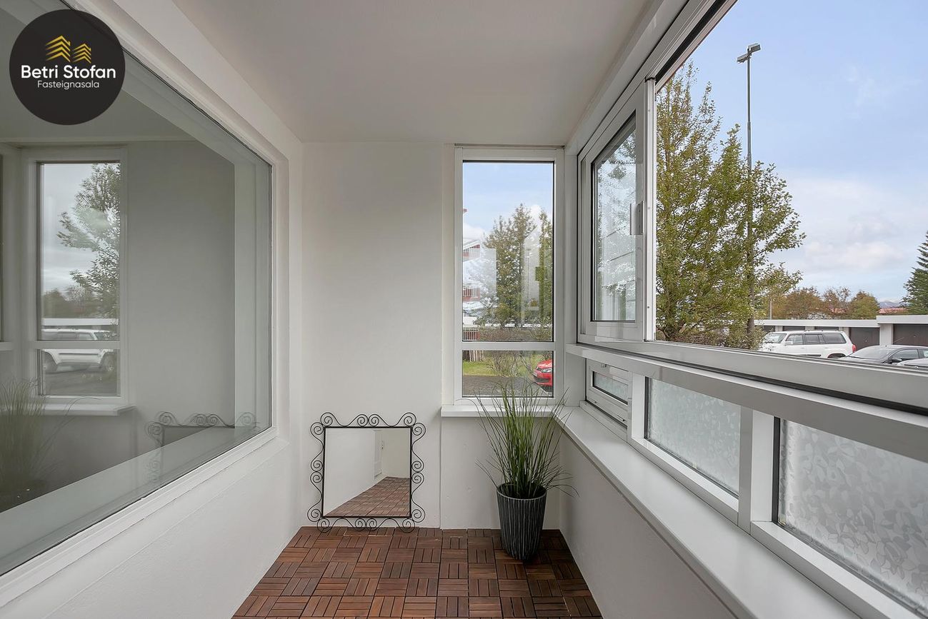 Hrafnhólar 6 6-8 - 0104, 111 Reykjavík