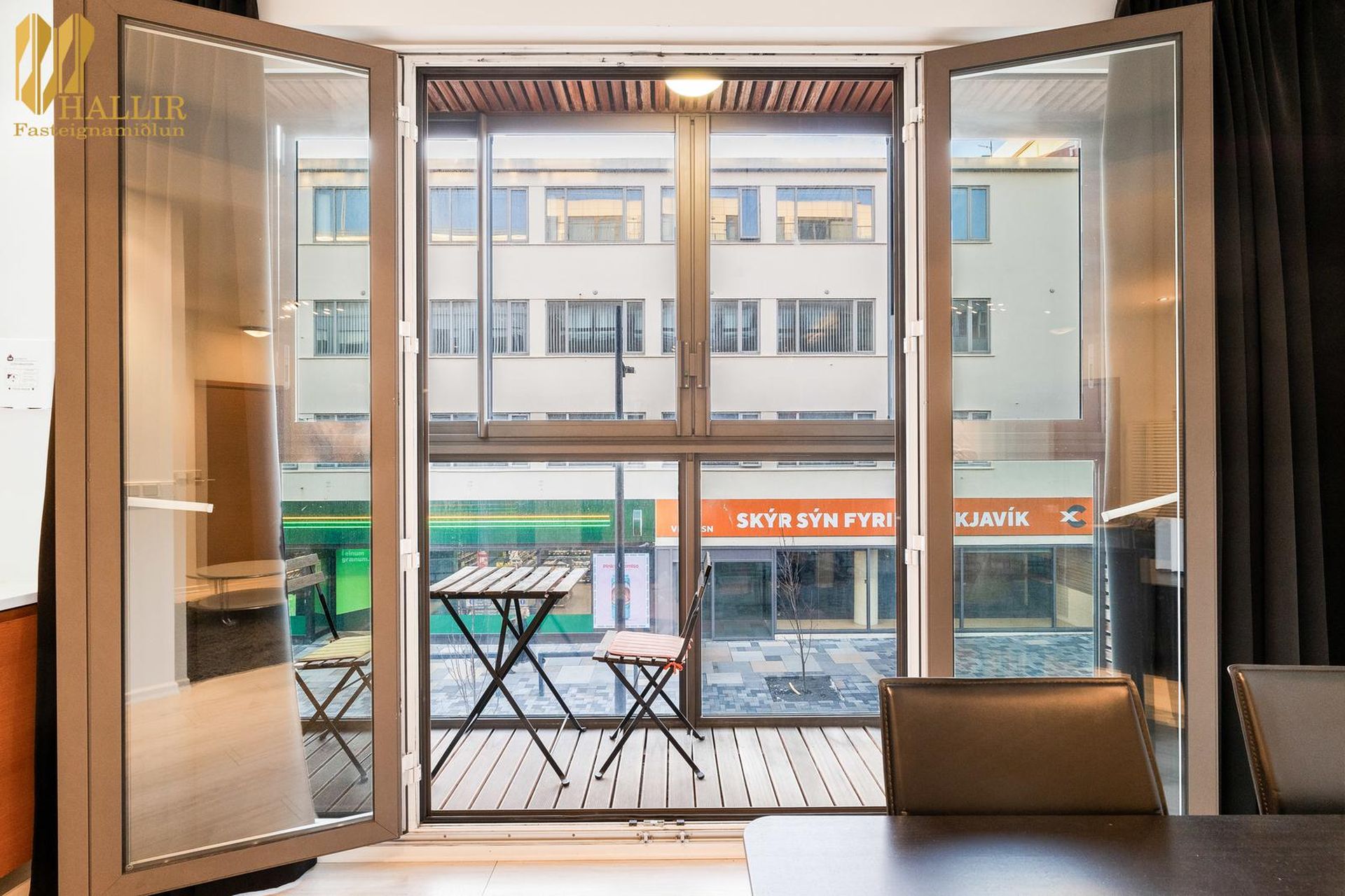 Laugavegur 103, 105 Reykjavík