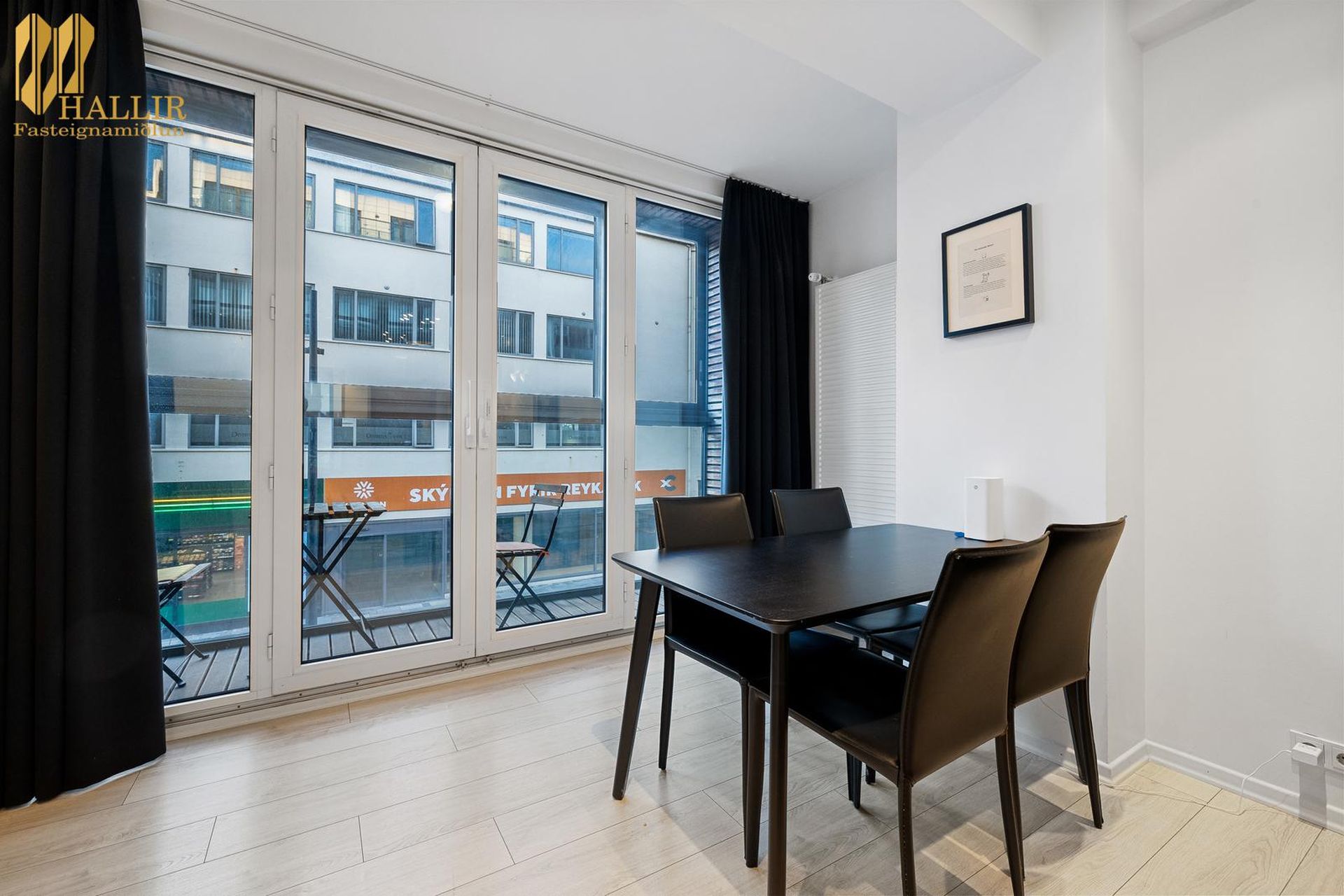 Laugavegur 103, 105 Reykjavík