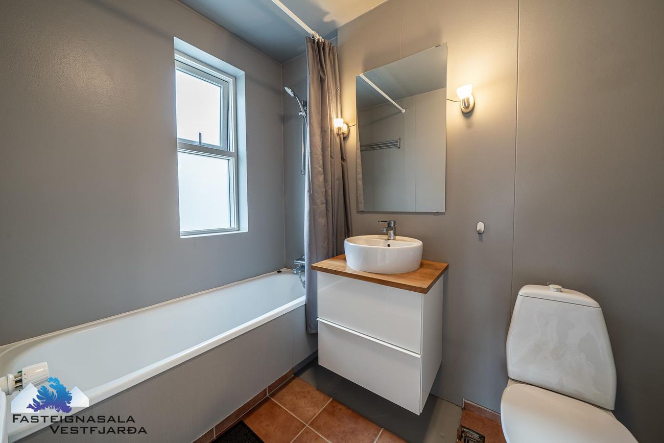 Urðarvegur 80 - 0201, 400 Ísafjarðarbær