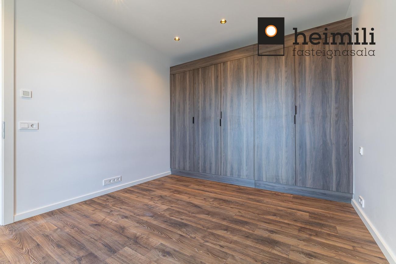 Grensásvegur 1C, 108 Reykjavík