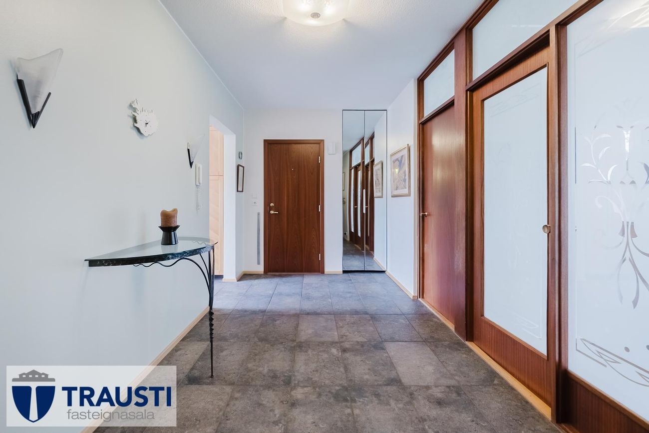 Hvassaleiti 30, 103 Reykjavík