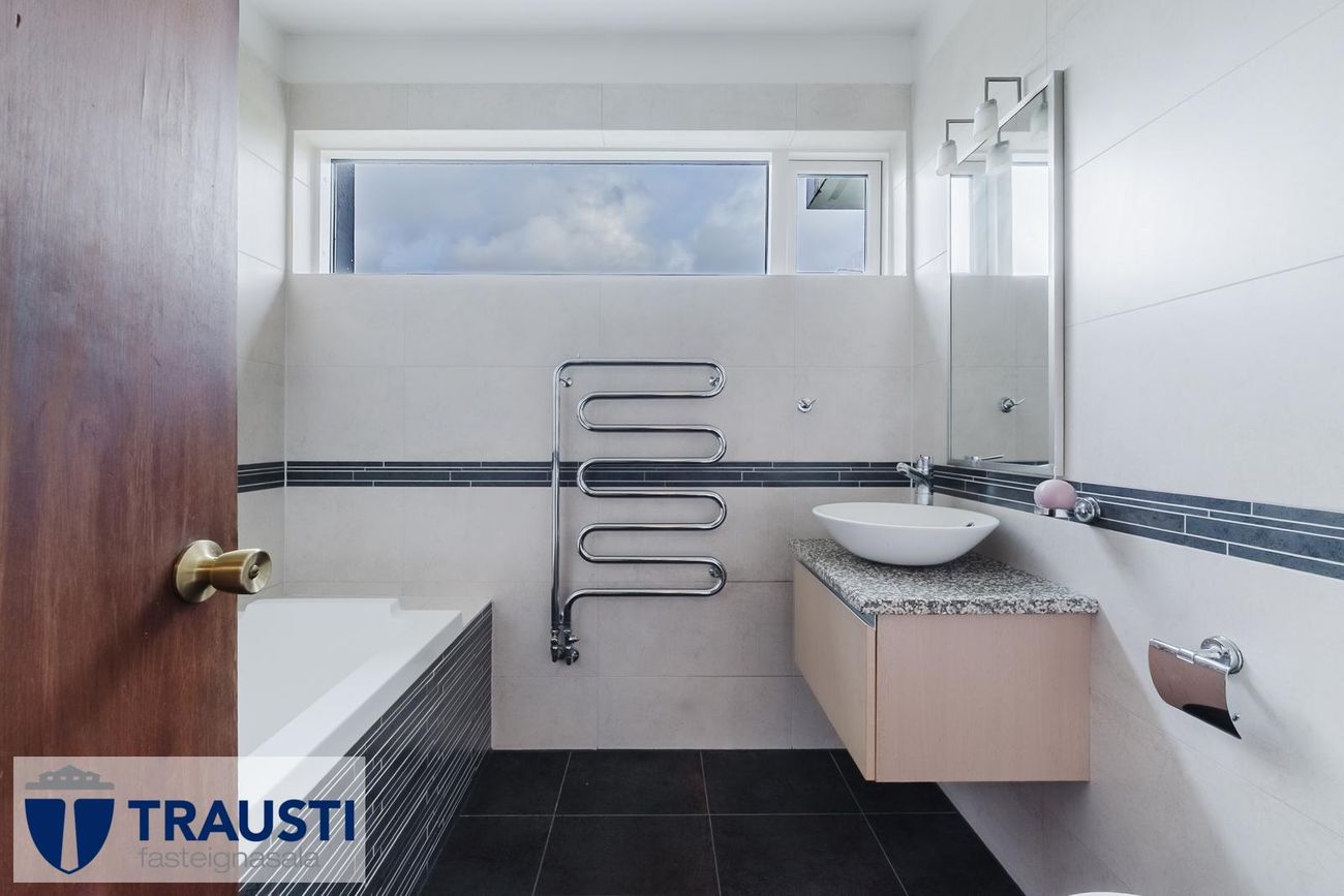 Hvassaleiti 30, 103 Reykjavík