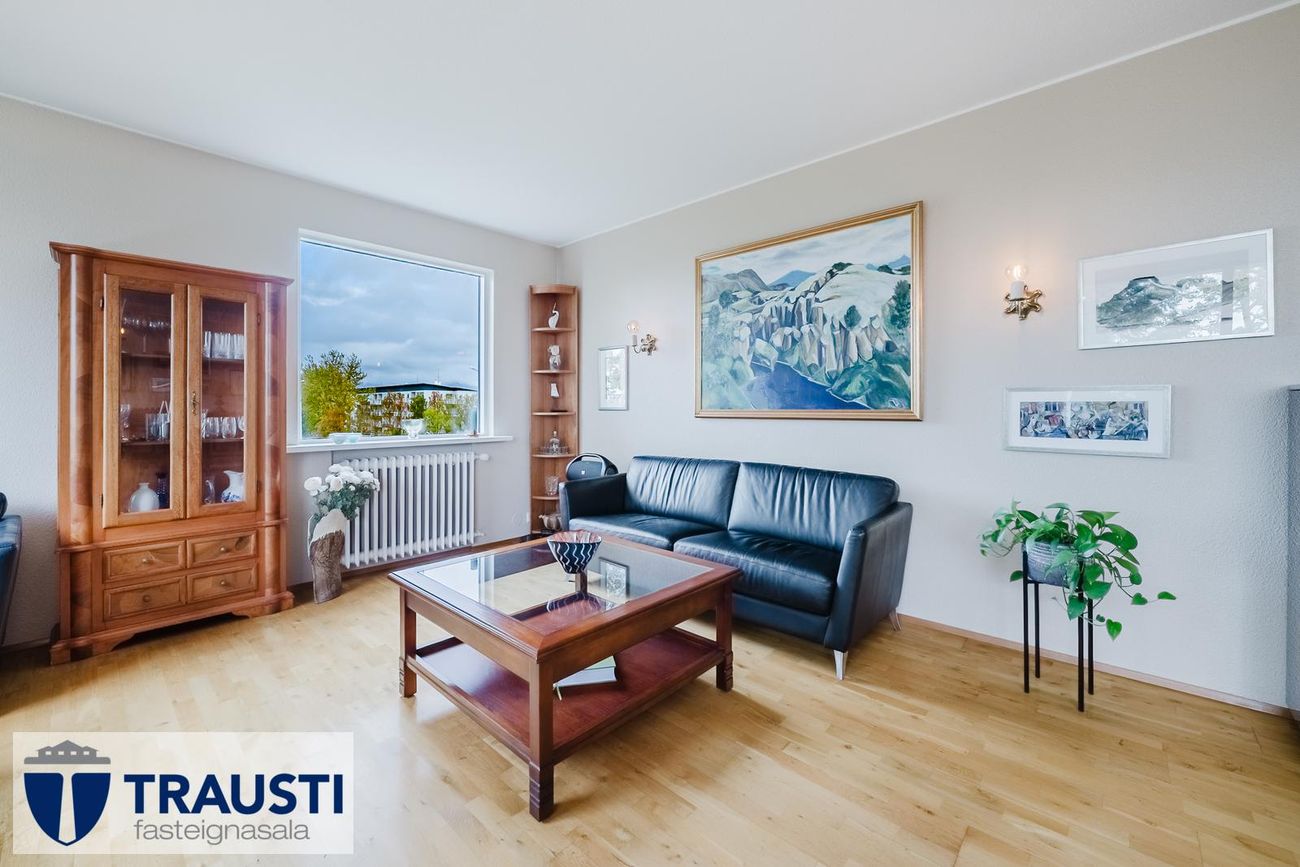 Hvassaleiti 30, 103 Reykjavík