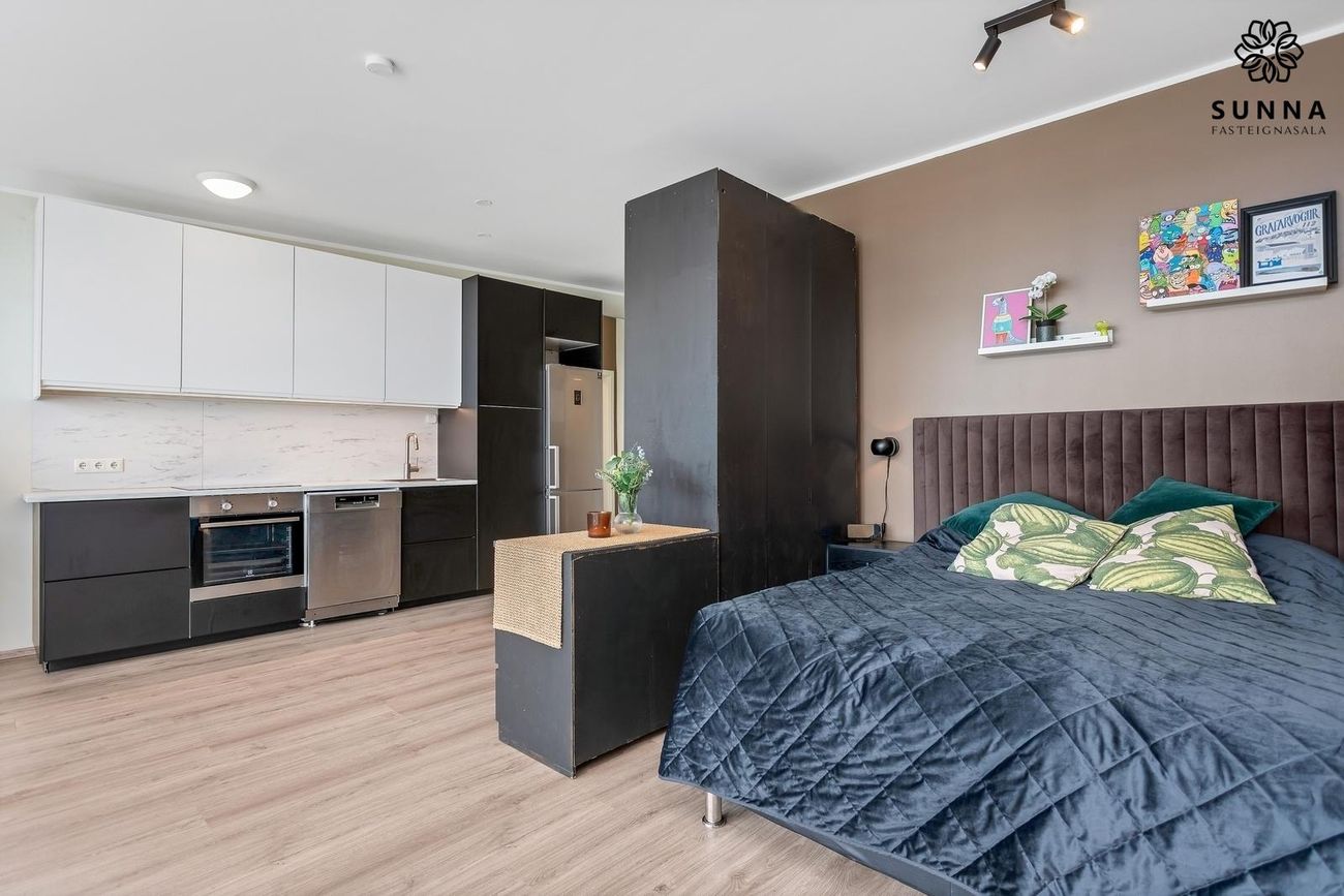 Grensásvegur 12, 108 Reykjavík
