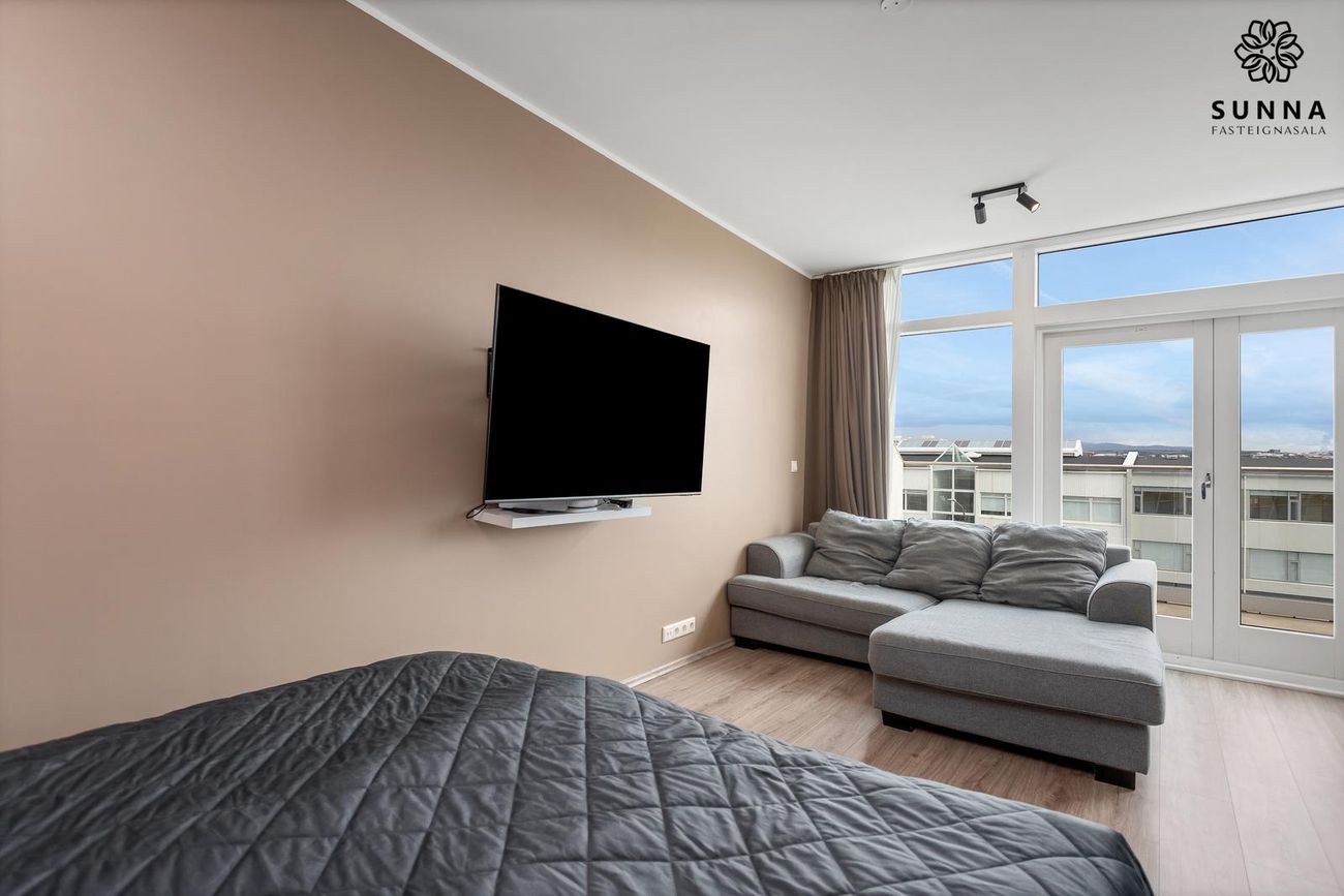 Grensásvegur 12, 108 Reykjavík