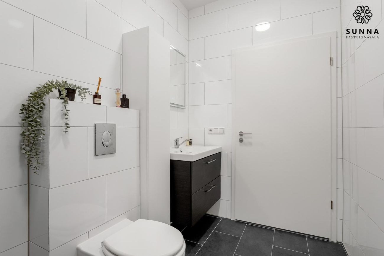 Grensásvegur 12, 108 Reykjavík