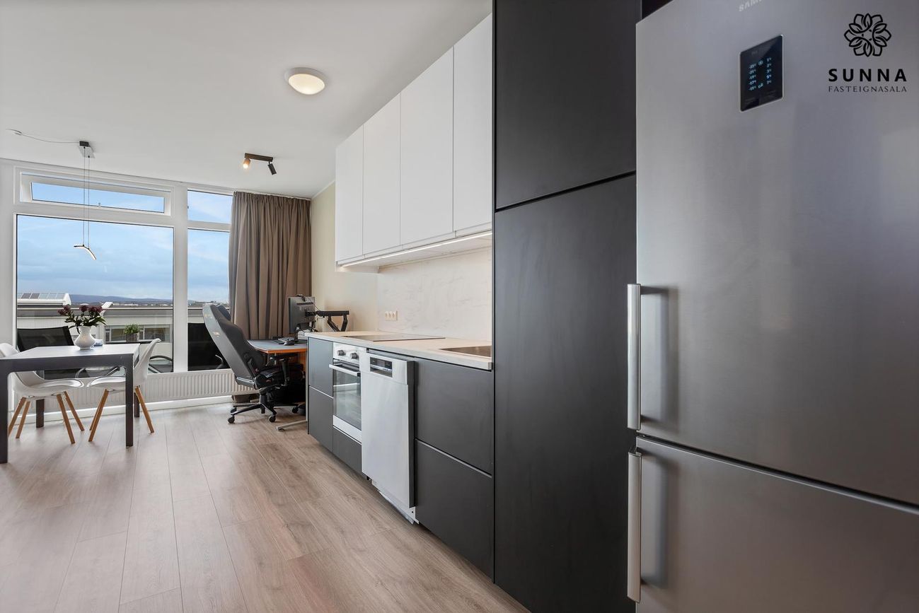 Grensásvegur 12, 108 Reykjavík