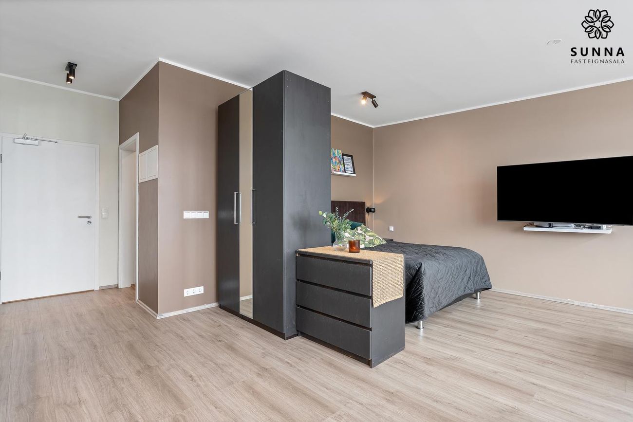 Grensásvegur 12, 108 Reykjavík