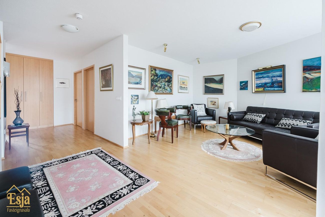 Hvassaleiti 56, 103 Reykjavík