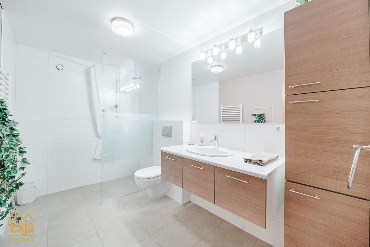 Hvassaleiti 56, 103 Reykjavík