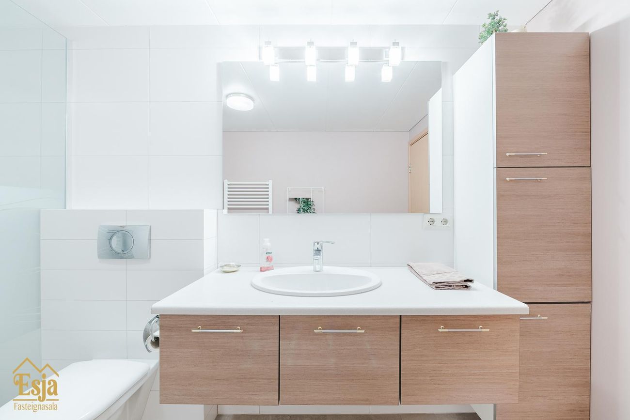 Hvassaleiti 56, 103 Reykjavík