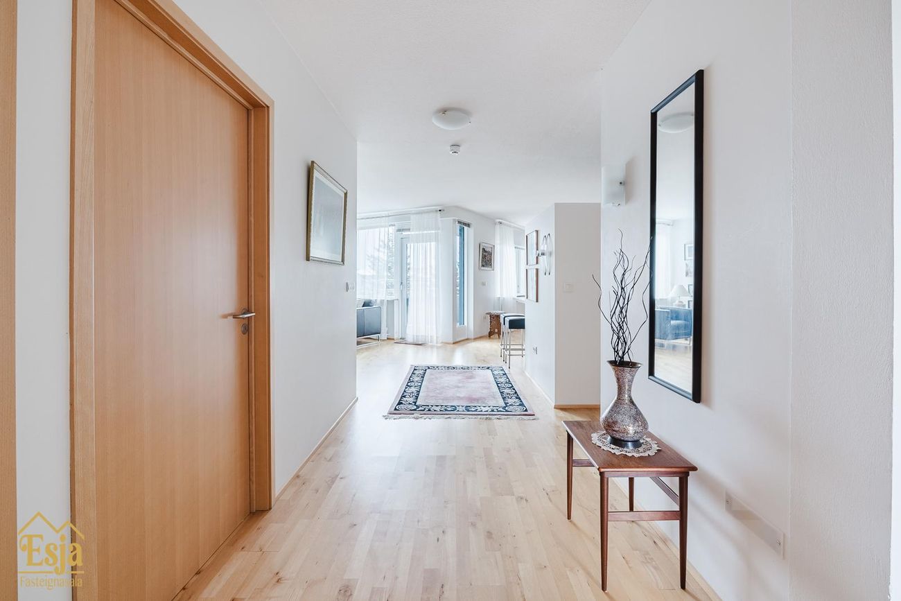 Hvassaleiti 56, 103 Reykjavík