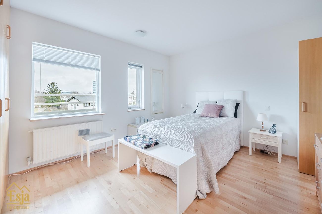 Hvassaleiti 56, 103 Reykjavík