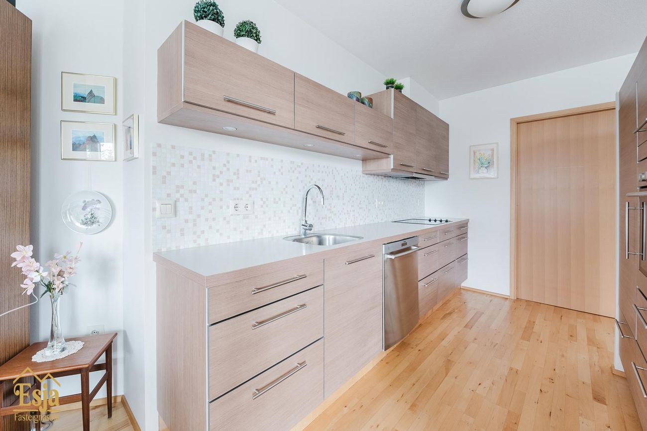 Hvassaleiti 56, 103 Reykjavík