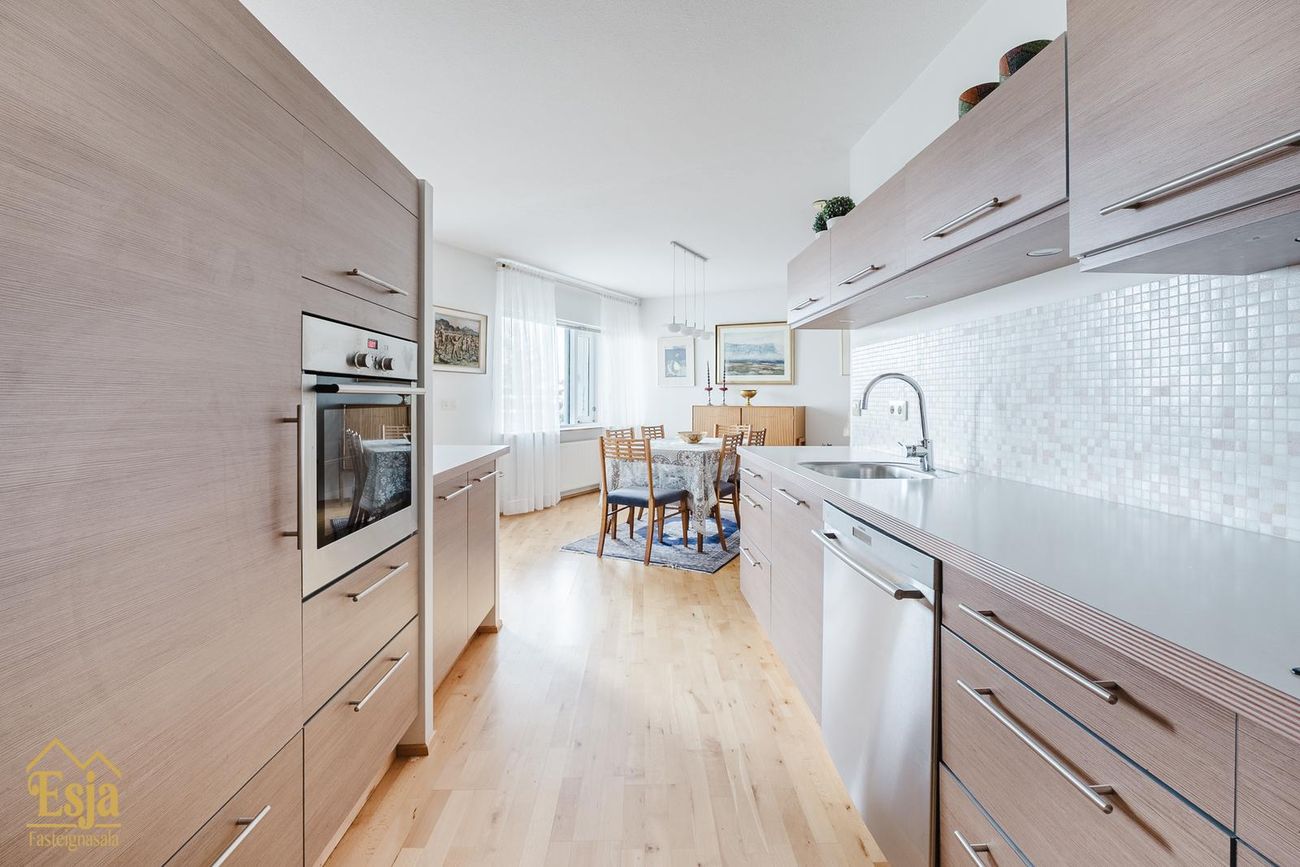 Hvassaleiti 56, 103 Reykjavík