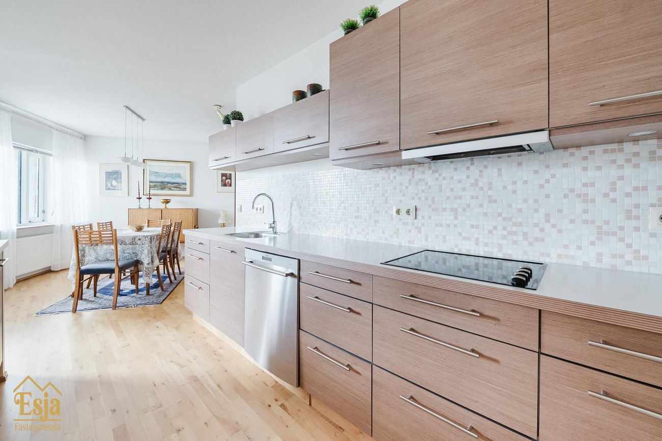 Hvassaleiti 56, 103 Reykjavík