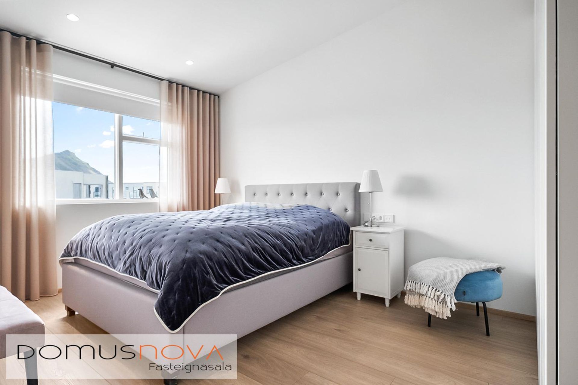 Krossvellir 2, 301 Hval