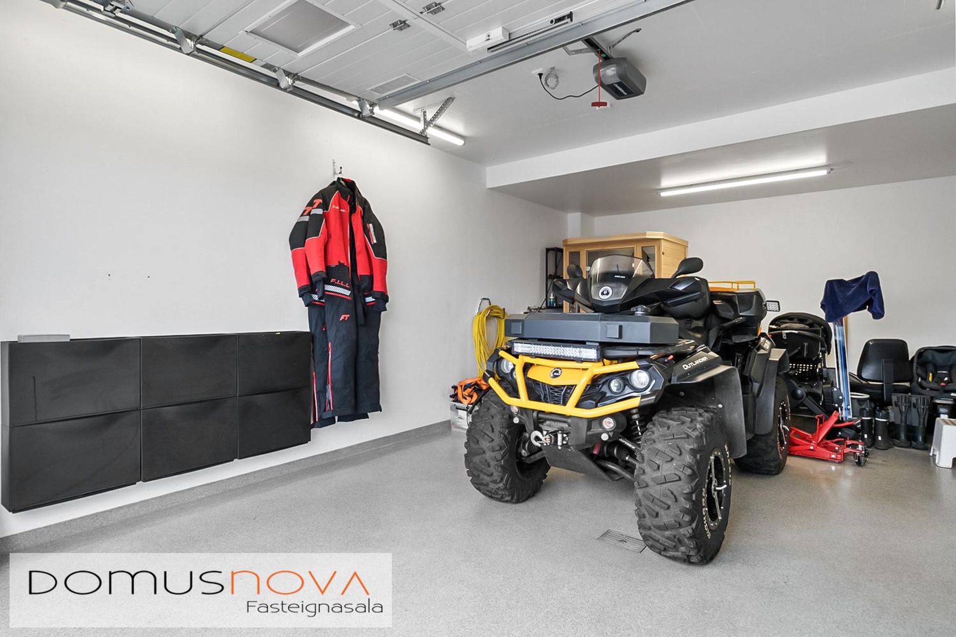 Krossvellir 2, 301 Hval