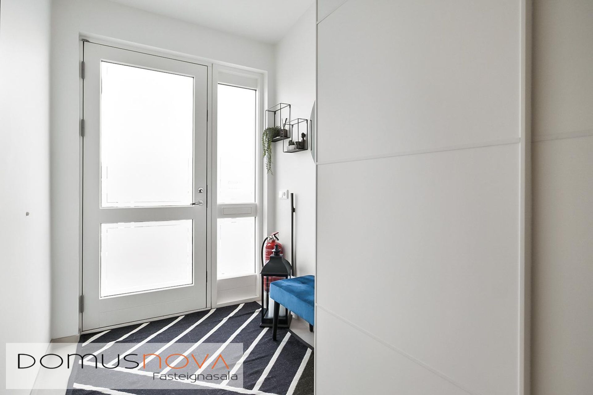 Krossvellir 2, 301 Hval